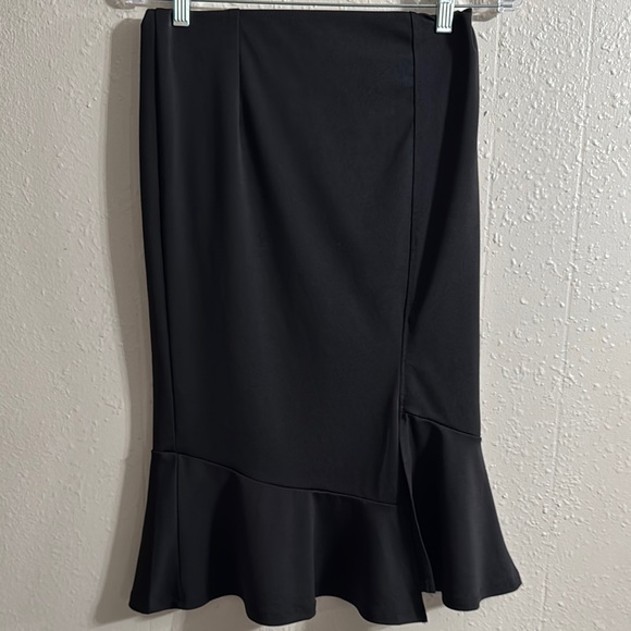 Elegant Black Women's Skirt - Picture 1 of 5